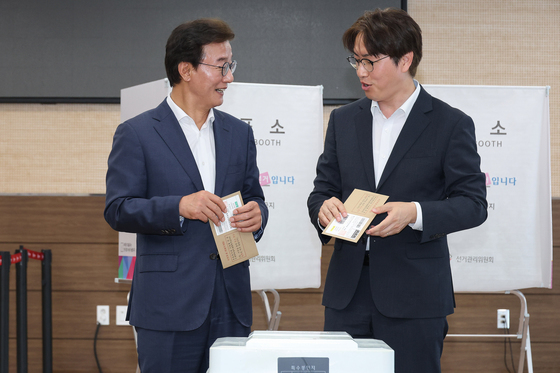 함께 사전투표하는 전재수·하정우 후보