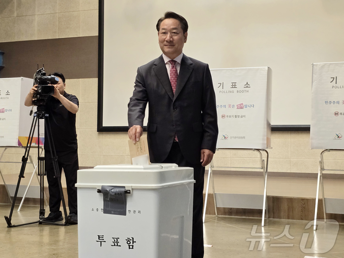 (인천=뉴스1) 유준상 기자 = 유정복 국민의힘 인천시장 후보가 6·3 지방선거 사전투표 첫날인 29일 인천 미추홀구 주안동 문화창작지대에 마련된 사전투표소에서 투표하고 있다. 2 …
