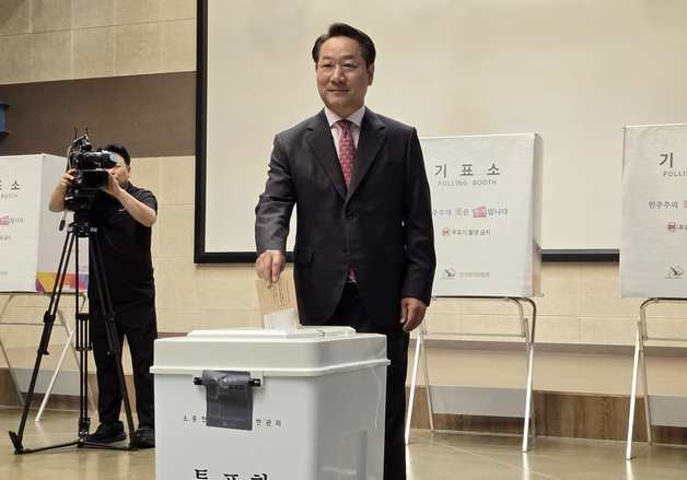사전투표하는 유정복 인천시장 후보