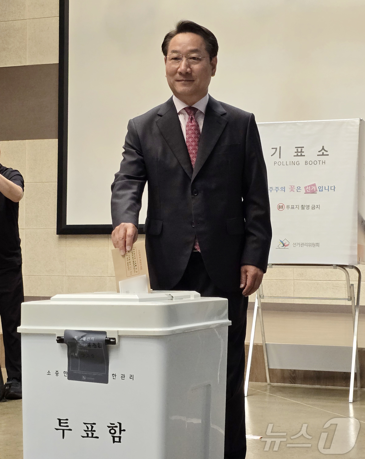 (인천=뉴스1) 유준상 기자 = 유정복 국민의힘 인천시장 후보가 6·3 지방선거 사전투표 첫날인 29일 인천 미추홀구 주안동 문화창작지대에 마련된 사전투표소에서 투표하고 있다. 2 …