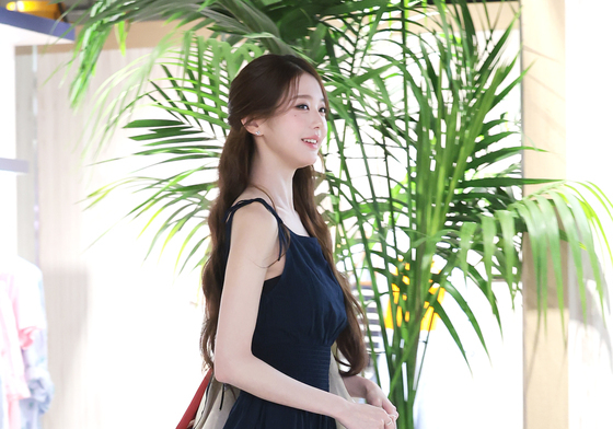 장원영, 롯데월드타워 포착