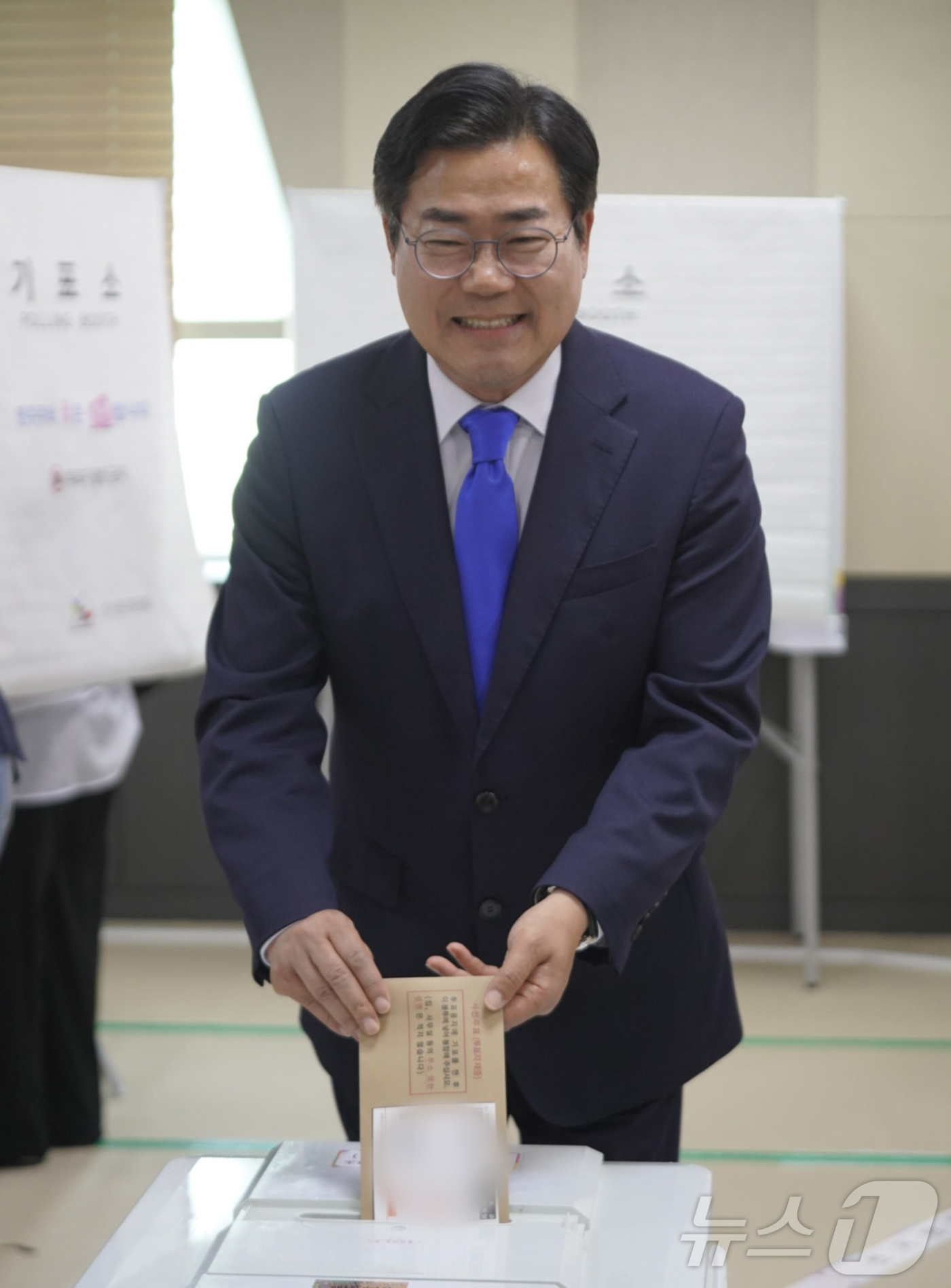 (인천=뉴스1) 유준상 기자 = 박찬대 더불어민주당 인천시장 후보가 6·3 지방선거 사전투표 첫날인 29일 인천시 송도2동 행정복지센터에 마련된 사전투표소에서 투표하고 있다. (박 …