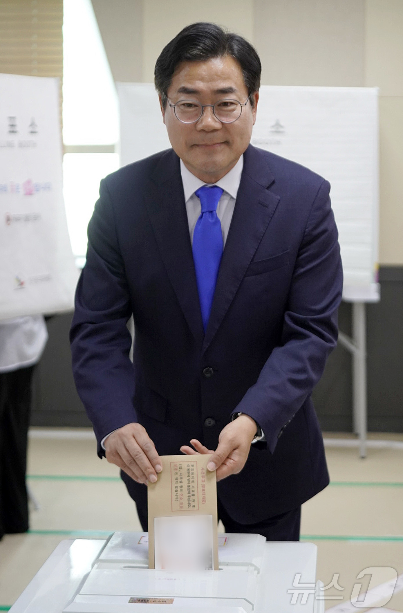 (인천=뉴스1) 유준상 기자 = 박찬대 더불어민주당 인천시장 후보가 6·3 지방선거 사전투표 첫날인 29일 인천시 송도2동 행정복지센터에 마련된 사전투표소에서 투표하고 있다. (박 …