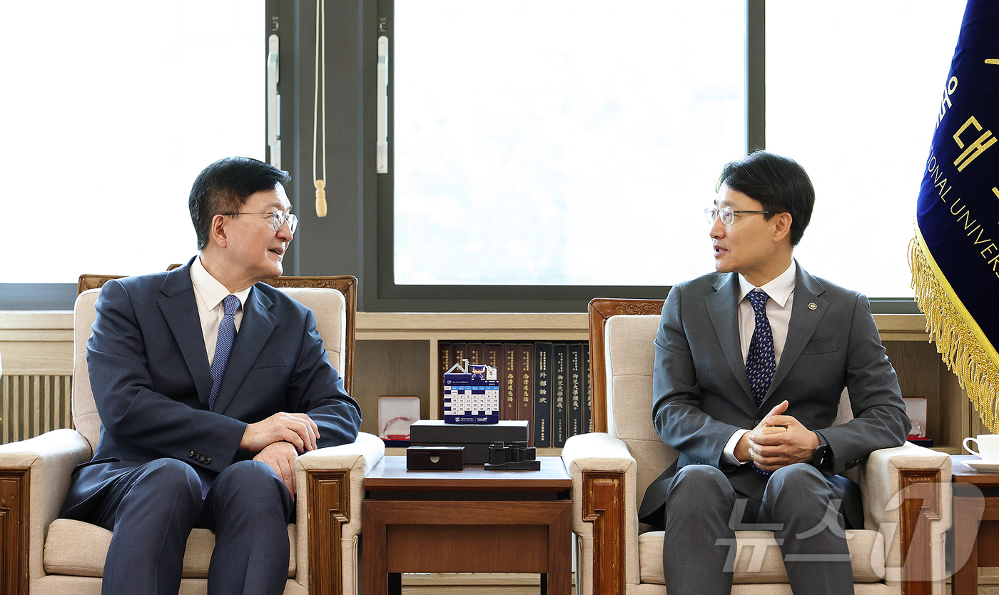 (서울=뉴스1) = 임광현 국세청장이 29일 서울대학교에서 유홍림 서울대학교 총장과 차담회를 하고 있다. (국세청 제공. 재판매 및 DB 금지)  2026.5.29/뉴스1