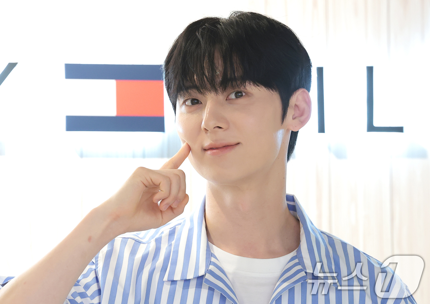 (서울=뉴스1) 권현진 기자 = 가수 황민현이 29일 서울 송파구 에비뉴엘 잠실점에서 열린 패션 브랜드 ‘타미힐피거’ 팝업 오픈 행사에 참석해 포즈를 취하고 있다. 2026.5.2 …