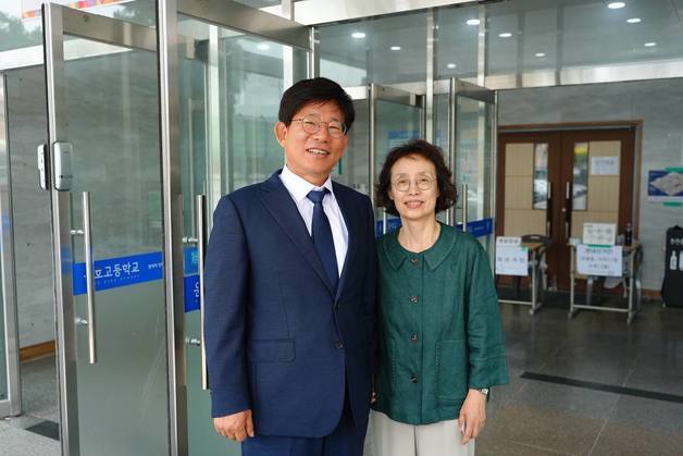본문 이미지 - 김성근 충북교육감 후보가 6·3 지방선거 사전투표 첫날인 29일 오전 청주 운호고등학교에 마련된 투표소에서 부인 신지수 씨와 함께 투표했다.(선거캠프 제공. 재판매 및 DB금지)/뉴스1