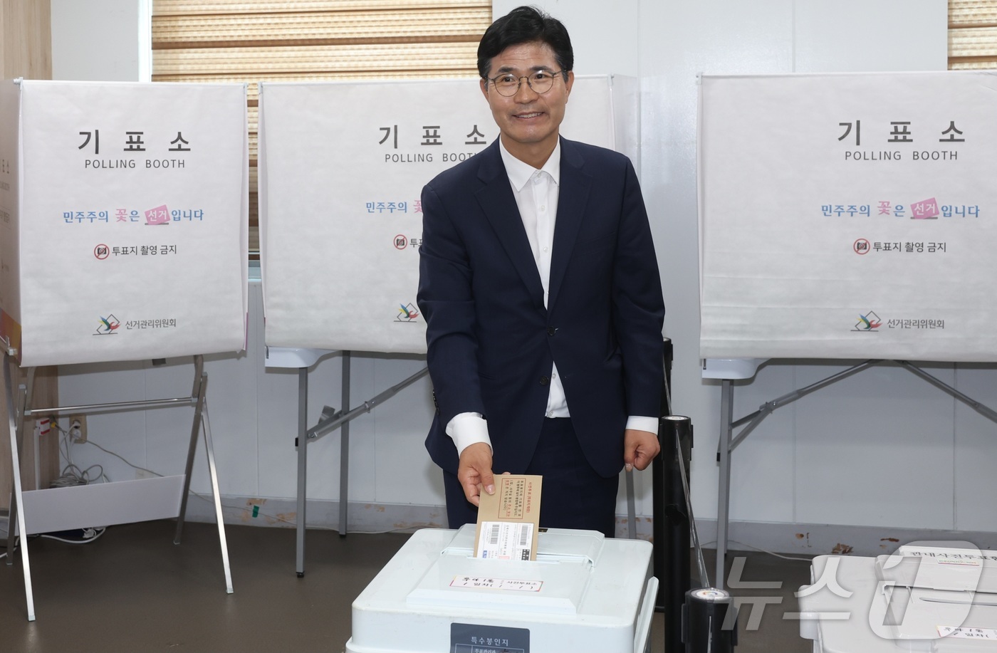 (전주=뉴스1) 유경석 기자 = 이원택 더불어민주당 전북도지사 후보가 29일 전북 전주시 우아1동 주민센터에 마련된 사전투표소를 찾아 사전투표를 하고 있다. 2026.5.29/뉴스 …