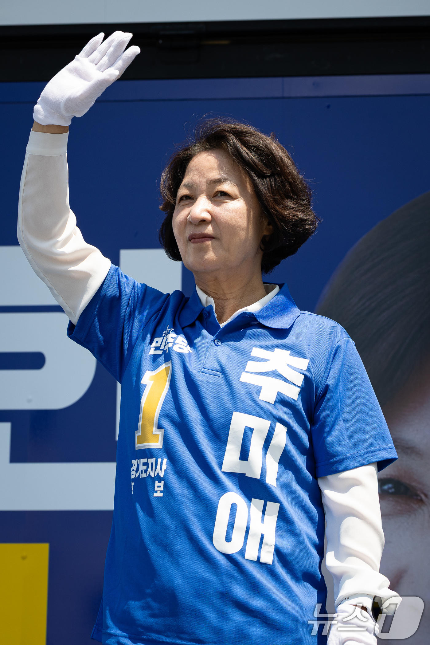 (성남=뉴스1) 유승관 기자 = 추미애 더불어민주당 경기도지사 후보가 29일 경기 성남 모란시장에서 시민들에게 인사하며 지지를 호소하고 있다. 2026.5.29/뉴스1