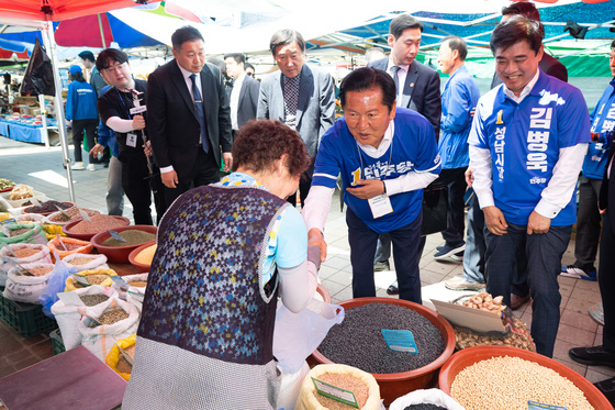 성남 모란시장 찾은 정청래 '지지 호소'