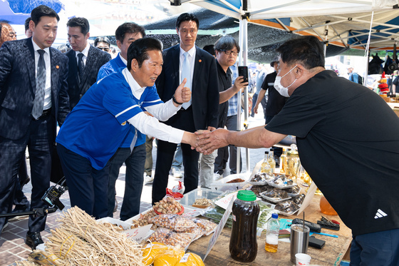 성남 모란장 상인들과 인사하는 정청래 대표