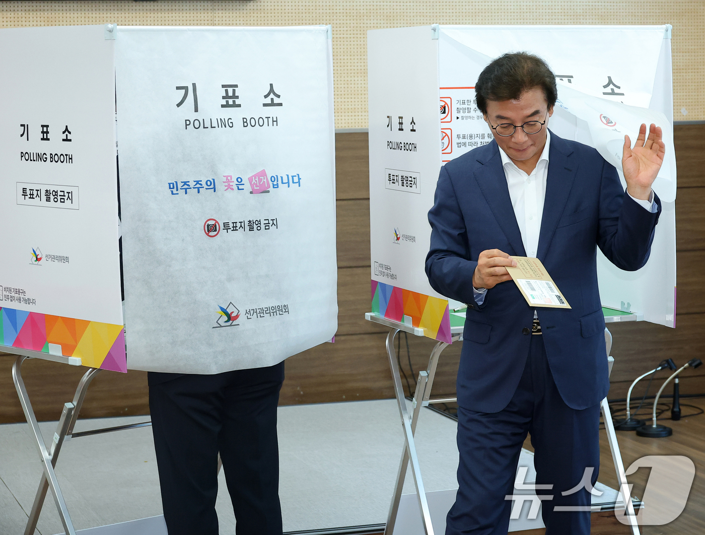 (부산=뉴스1) 윤일지 기자 = 전재수 더불어민주당 부산시장 후보가 6·3 지방선거 및 국회의원 재보궐선거 사전투표 첫날인 29일 부산 북구 덕천2동행정복지센터에 마련된 사전투표소 …