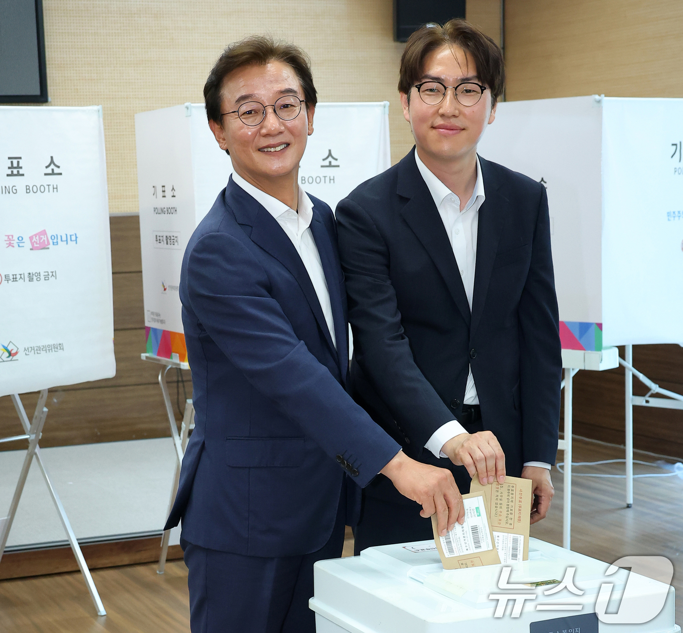 (부산=뉴스1) 윤일지 기자 = 전재수 더불어민주당 부산시장 후보(왼쪽)와 하정우 더불어민주당 부산 북구갑 국회의원 후보가 6·3 지방선거 및 국회의원 재보궐선거 사전투표 첫날인 …
