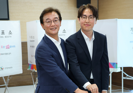 함께 사전투표하는 전재수·하정우 후보