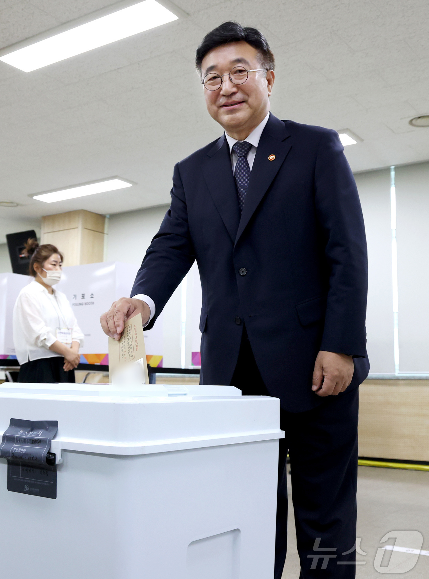 (세종=뉴스1) 김기남 기자 = 윤호중 행정안전부 장관이 6·3 지방선거 및 국회의원 재보궐선거 사전투표 첫날인 29일 세종시 조치원읍 행정복지센터에서 사전투표를 하고 있다. 20 …