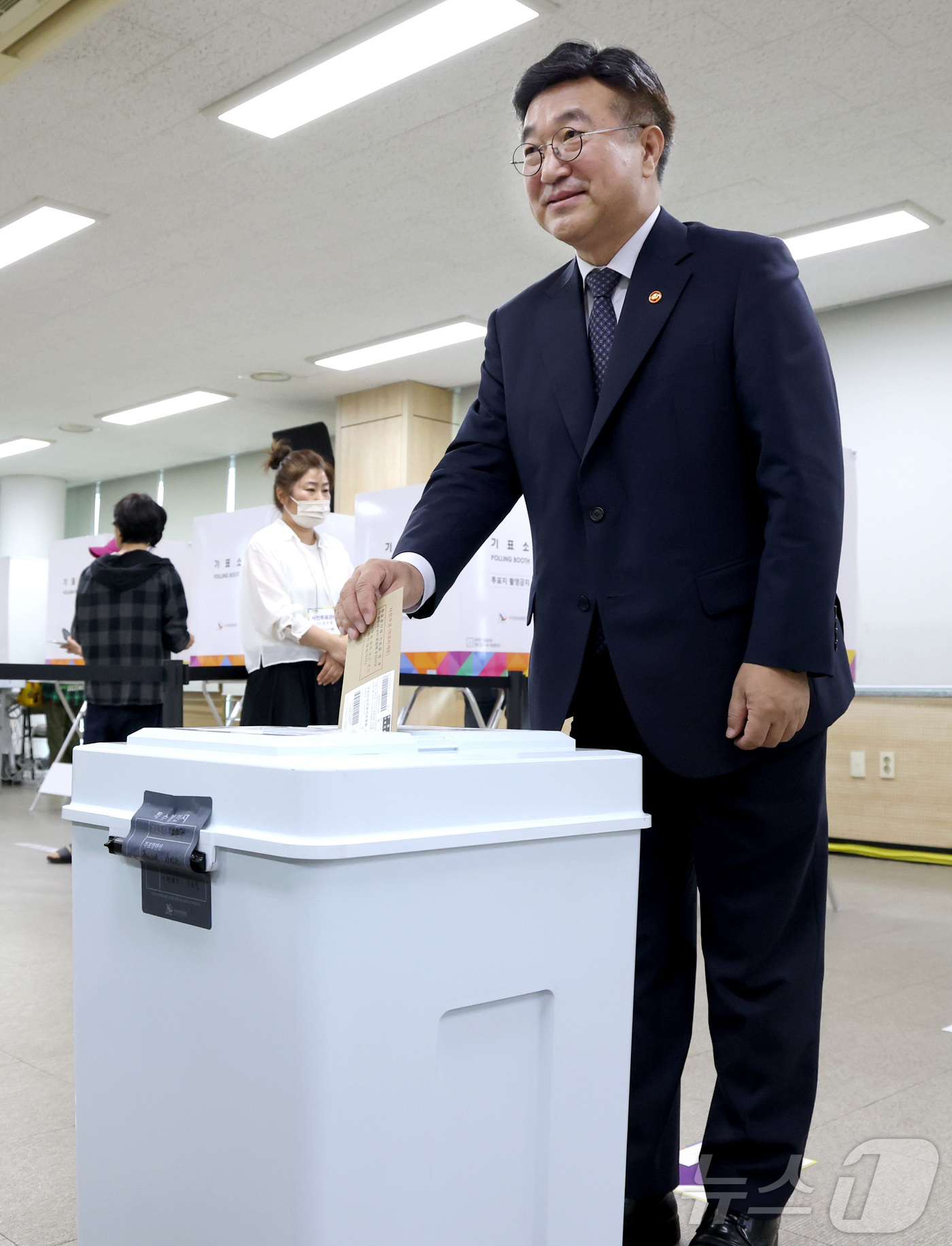 (세종=뉴스1) 김기남 기자 = 윤호중 행정안전부 장관이 6·3 지방선거 및 국회의원 재보궐선거 사전투표 첫날인 29일 세종시 조치원읍 행정복지센터에서 사전투표를 하고 있다. 20 …