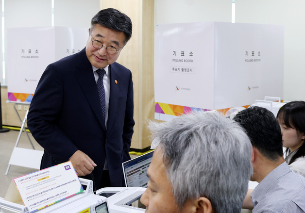 윤호중 행안장관, 지방선거 투·개표상황실 방문…"비상상황 즉시 대응"