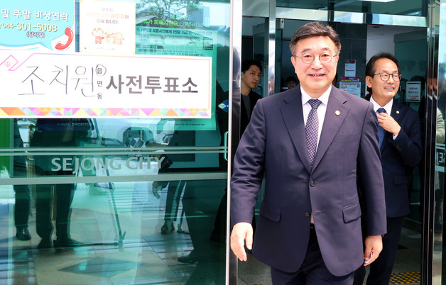 사전투표 마친 윤호중 행안부 장관