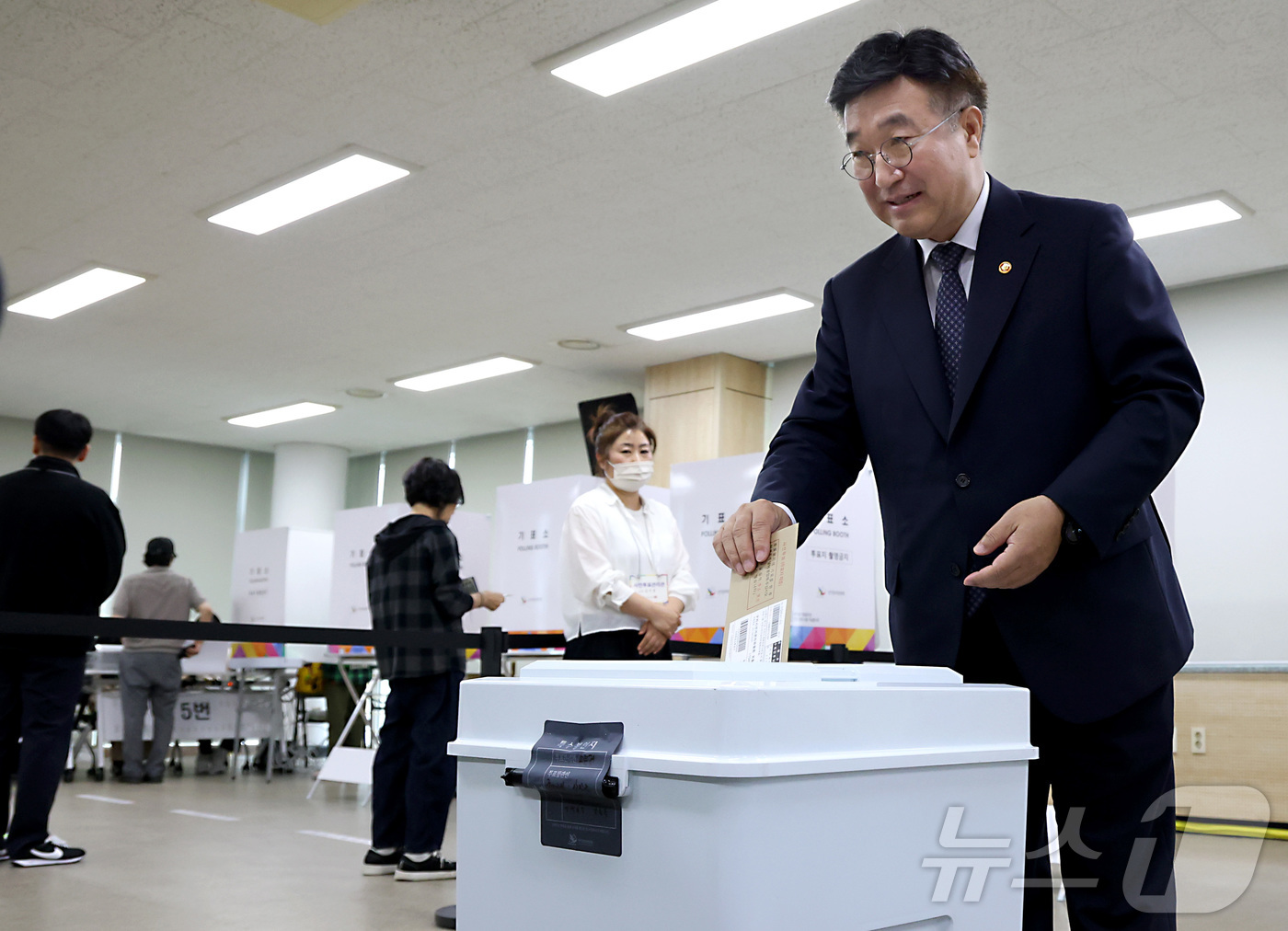 (세종=뉴스1) 김기남 기자 = 윤호중 행정안전부 장관이 6·3 지방선거 및 국회의원 재보궐선거 사전투표 첫날인 29일 세종시 조치원읍 행정복지센터에서 사전투표를 하고 있다. 20 …