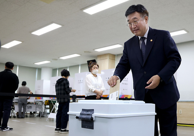 6·3 지방선거 사전투표 하는 윤호중 행안부 장관