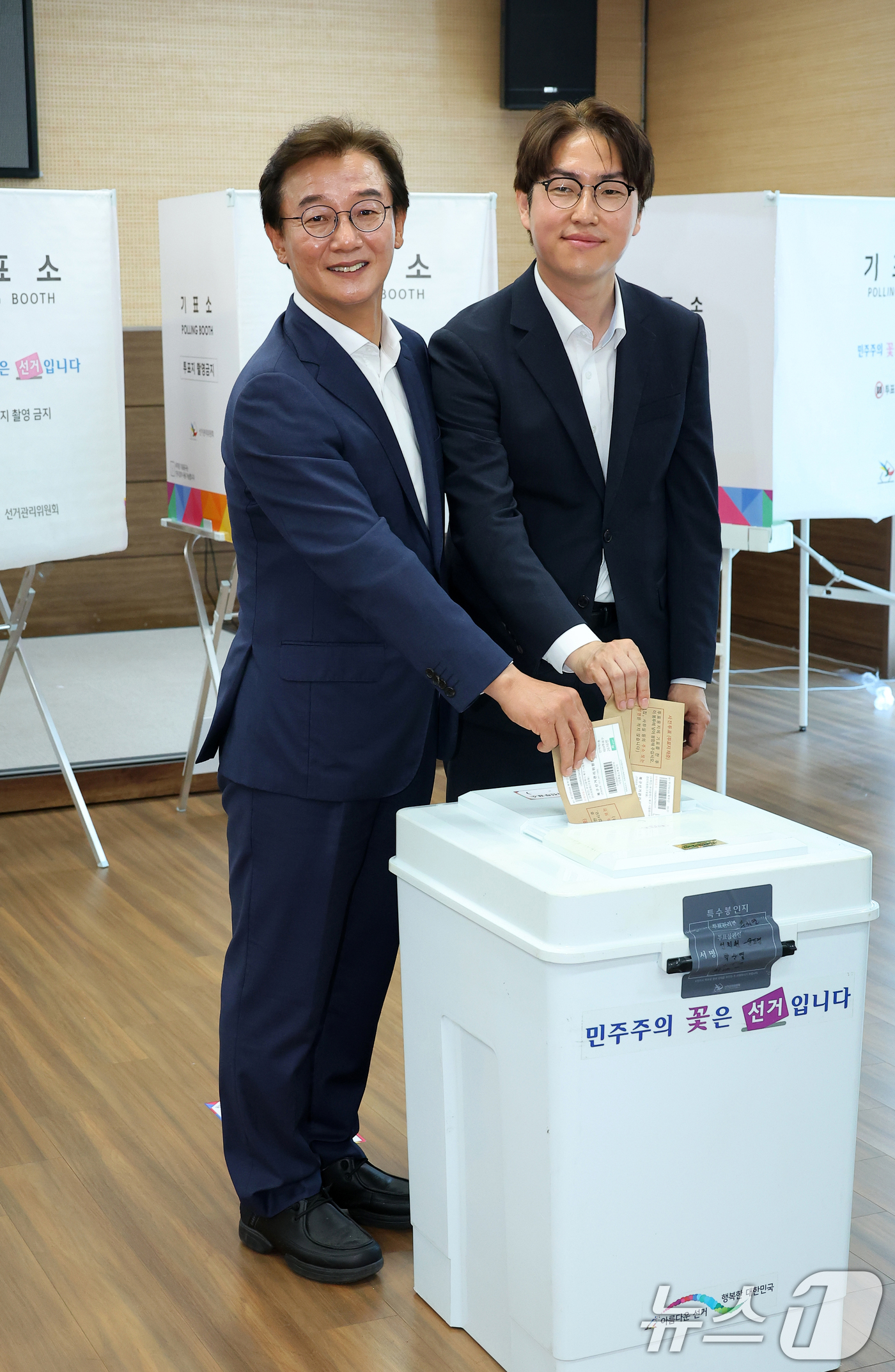 (부산=뉴스1) 윤일지 기자 = 전재수 더불어민주당 부산시장 후보(왼쪽)와 하정우 더불어민주당 부산 북구갑 국회의원 후보가 6·3 지방선거 및 국회의원 재보궐선거 사전투표 첫날인 …