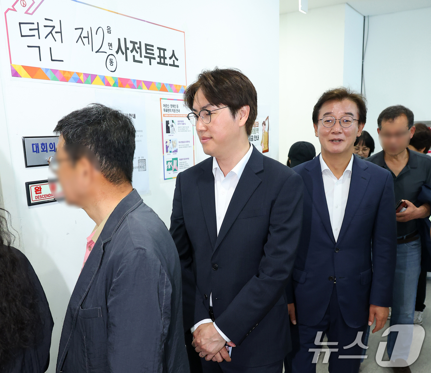 (부산=뉴스1) 윤일지 기자 = 전재수 더불어민주당 부산시장 후보(오른쪽)와 하정우 더불어민주당 부산 북구갑 국회의원 후보가 6·3 지방선거 및 국회의원 재보궐선거 사전투표 첫날인 …