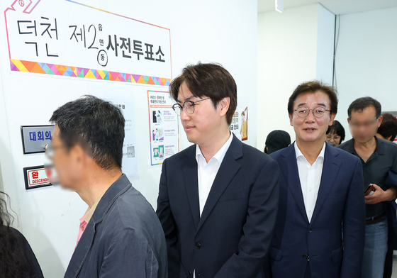 사전투표 기다리는 전재수·하정우
