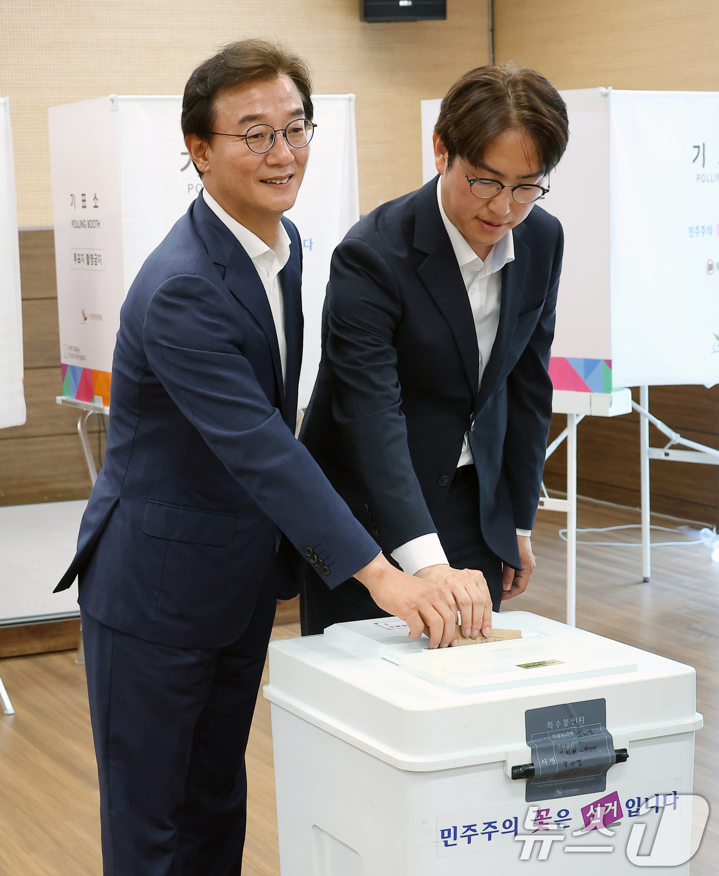 (부산=뉴스1) 윤일지 기자 = 전재수 더불어민주당 부산시장 후보(왼쪽)와 하정우 더불어민주당 부산 북구갑 국회의원 후보가 6·3 지방선거 및 국회의원 재보궐선거 사전투표 첫날인 …