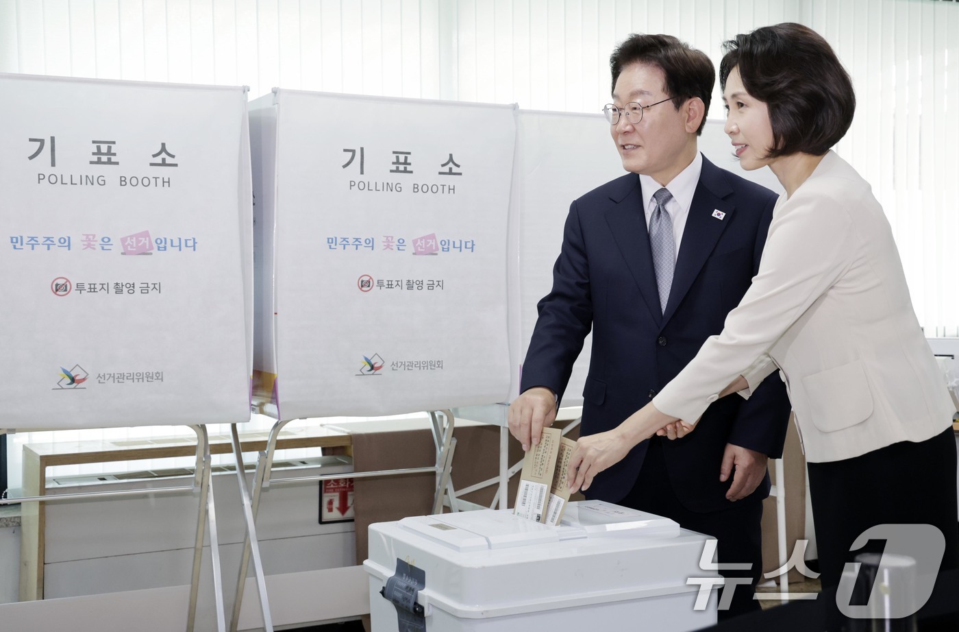 (서울=뉴스1) 허경 기자 = 이재명 대통령과 김혜경 여사가 29일 서울 종로구 삼청동 주민센터에 마련된 사전투표소에서 투표를 하고 있다. 2026.5.29/뉴스1
