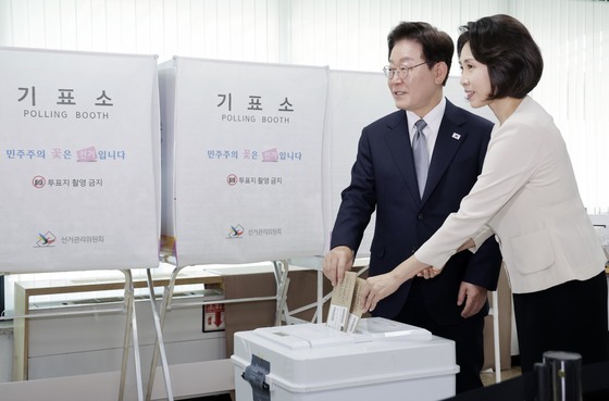 사전투표하는 이재명 대통령 부부