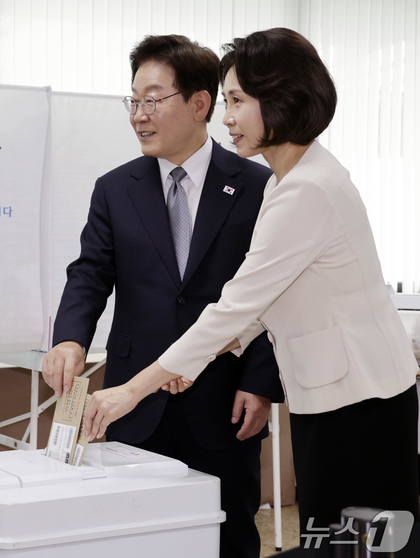 (서울=뉴스1) 허경 기자 = 이재명 대통령과 김혜경 여사가 29일 서울 종로구 삼청동 주민센터에 마련된 사전투표소에서 투표를 하고 있다. 2026.5.29/뉴스1
