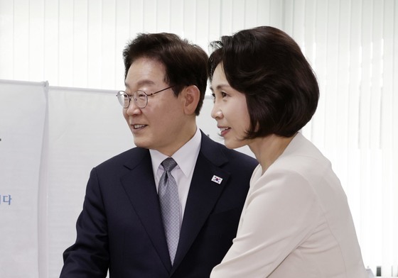 사전투표하는 이재명 대통령 부부