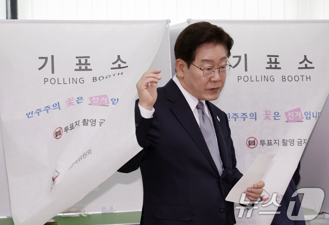 (서울=뉴스1) 허경 기자 = 이재명 대통령이 29일 서울 종로구 삼청동 주민센터에 마련된 사전투표소에서 투표를 하고 있다. 2026.5.29/뉴스1