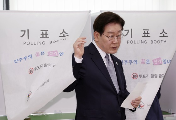 기표소 나서는 이재명 대통령