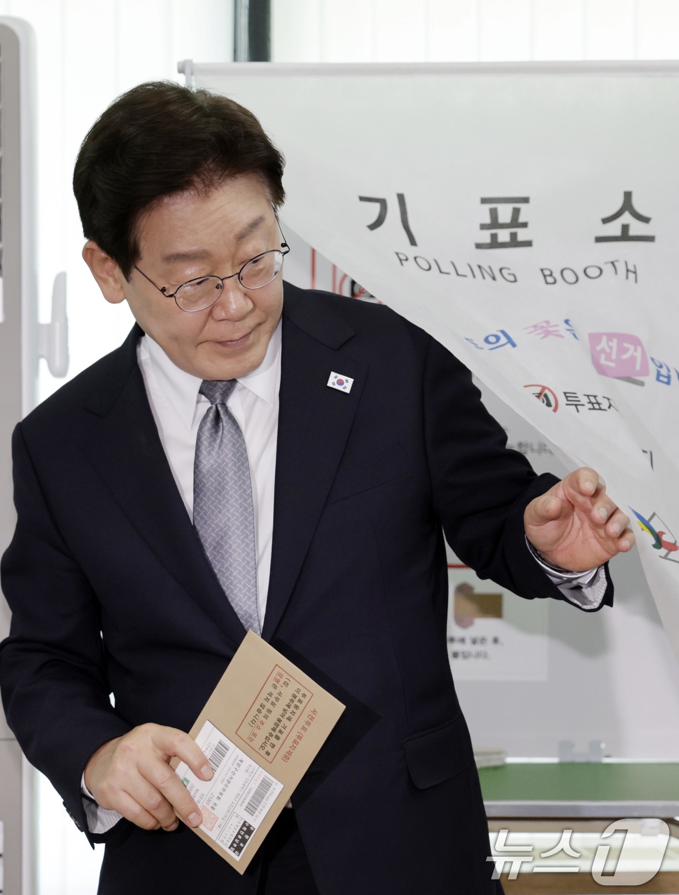 (서울=뉴스1) 허경 기자 = 이재명 대통령이 29일 서울 종로구 삼청동 주민센터에 마련된 사전투표소에서 투표를 하고 있다. 2026.5.29/뉴스1