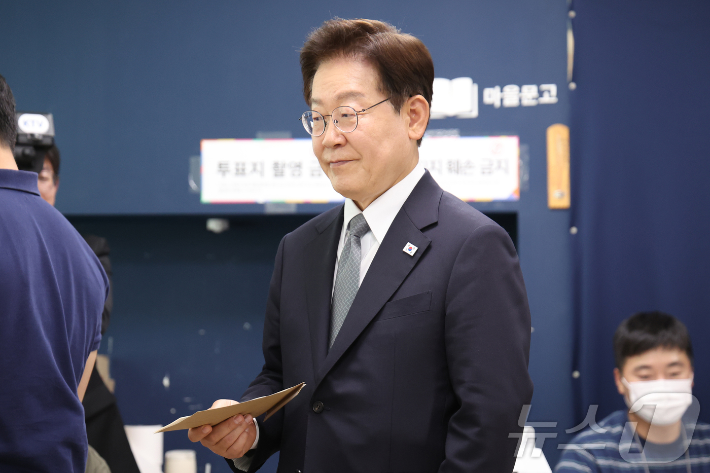 (서울=뉴스1) 허경 기자 = 이재명 대통령이 제9회 전국동시지방선거 사전투표 첫날인 29일 서울 삼청동 주민센터에 마련된 사전투표소에서 투표를 하기 위해 투표 용지를 들고 기다리 …