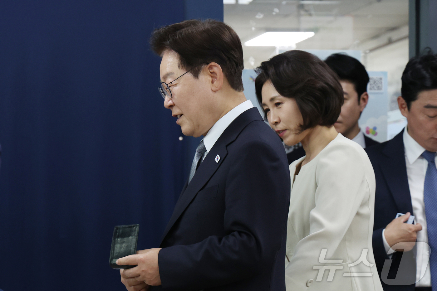 (서울=뉴스1) 허경 기자 = 이재명 대통령과 김혜경 여사가 제9회 전국동시지방선거 사전투표 첫날인 29일 서울 삼청동 주민센터에 마련된 사전투표소에서 투표를 하기 위해 입장하고 …