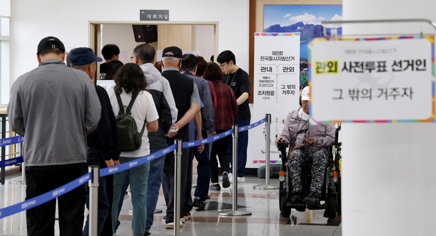 소중한 한표 행사 하는 유권자들