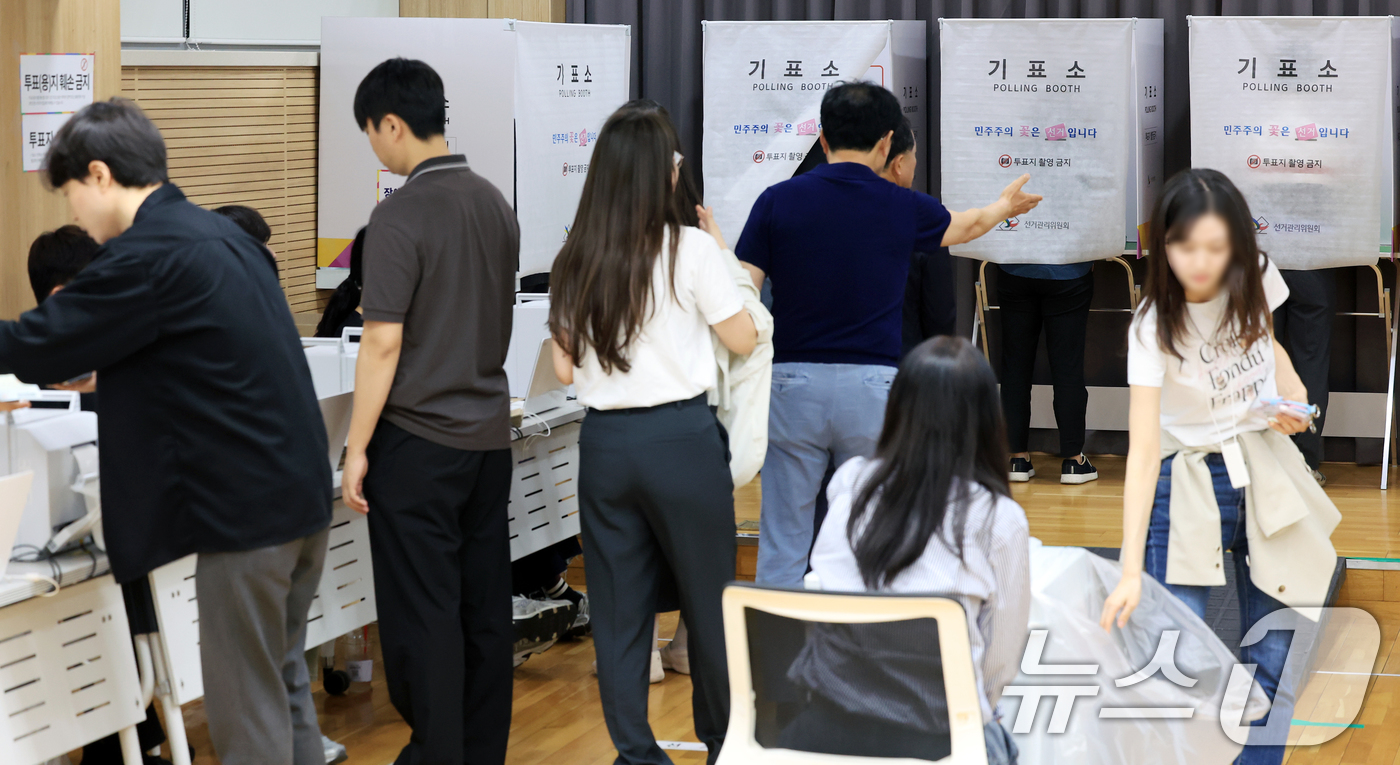 (서울=뉴스1) 이호윤 기자 = 전국동시지방선거 사전투표 첫날인 29일 서울 영등포구 사전투표소인 여의동주민센터에서 유권자들이 투표를 하고 있다. 2026.5.29/뉴스1