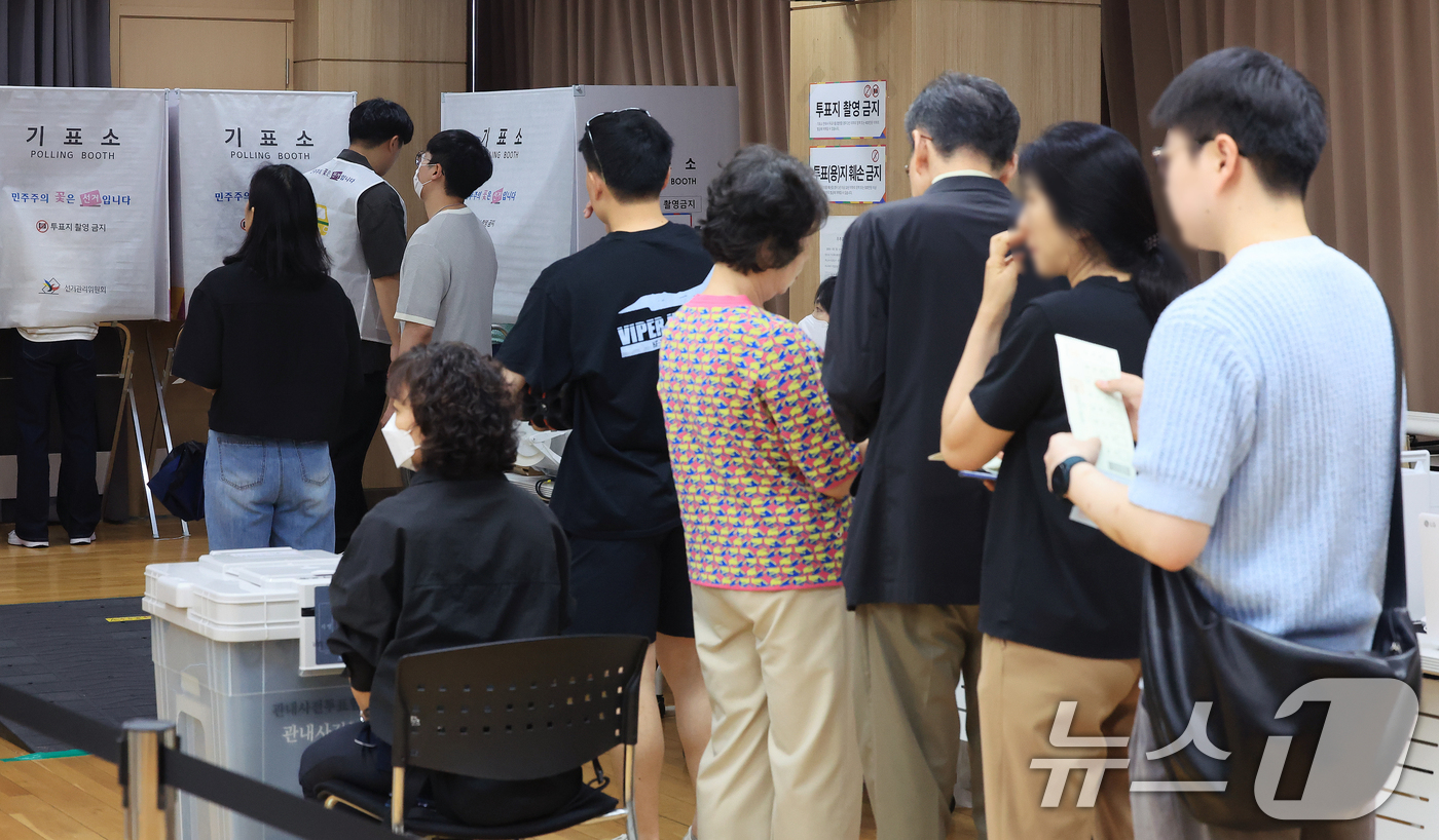 (서울=뉴스1) 이호윤 기자 = 전국동시지방선거 사전투표 첫날인 29일 서울 영등포구 사전투표소인 여의동주민센터에서 유권자들이 투표를 하고 있다. 2026.5.29/뉴스1