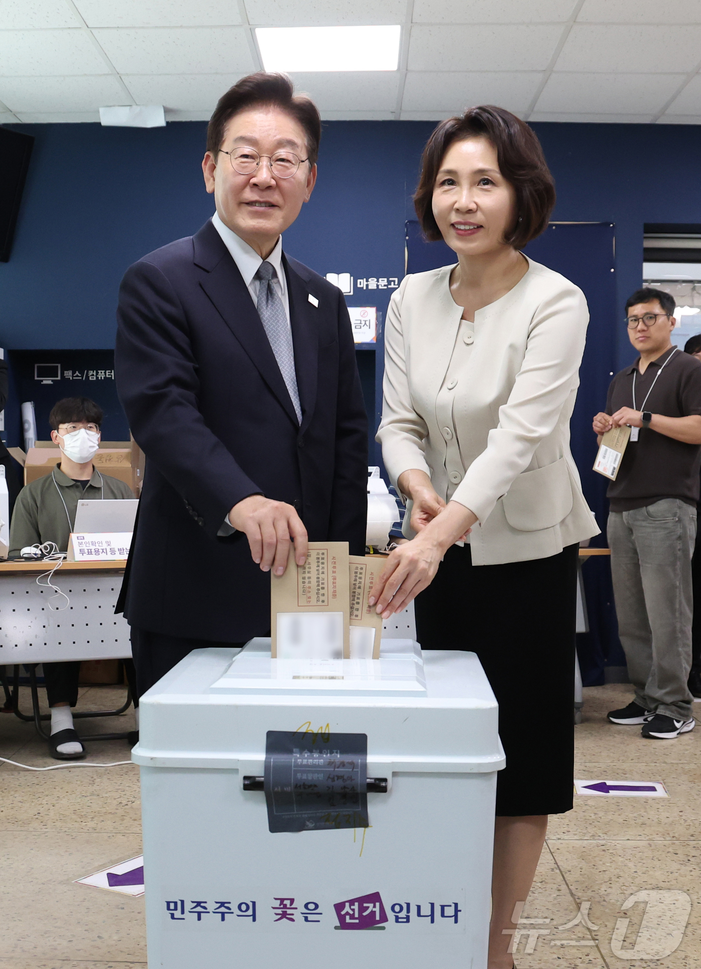 (서울=뉴스1) 허경 기자 = 이재명 대통령과 김혜경 여사가 제9회 전국동시지방선거 사전투표 첫날인 29일 서울 삼청동 주민센터에 마련된 사전투표소에서 투표하고 있다. 2026.5 …