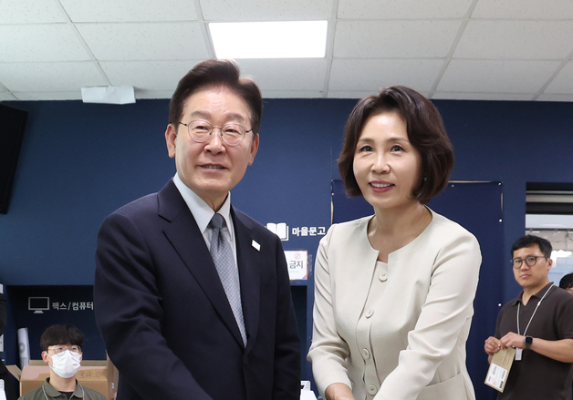 한 표 행사하는 이재명 대통령 부부