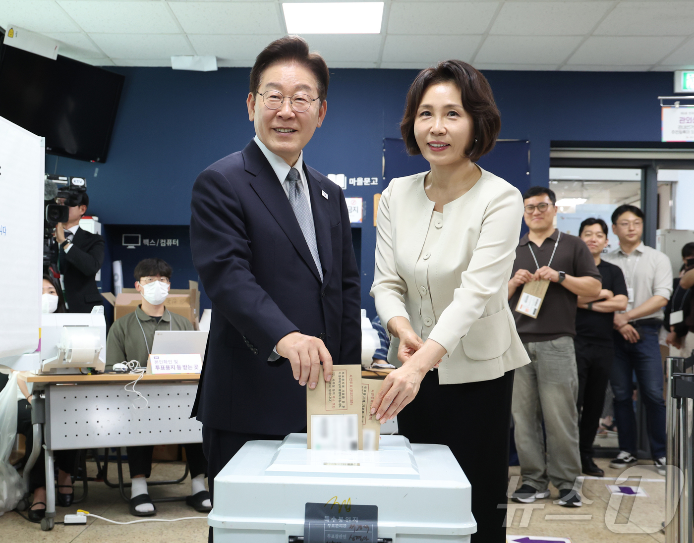 (서울=뉴스1) 허경 기자 = 이재명 대통령과 김혜경 여사가 제9회 전국동시지방선거 사전투표 첫날인 29일 서울 삼청동 주민센터에 마련된 사전투표소에서 투표하고 있다. 2026.5 …