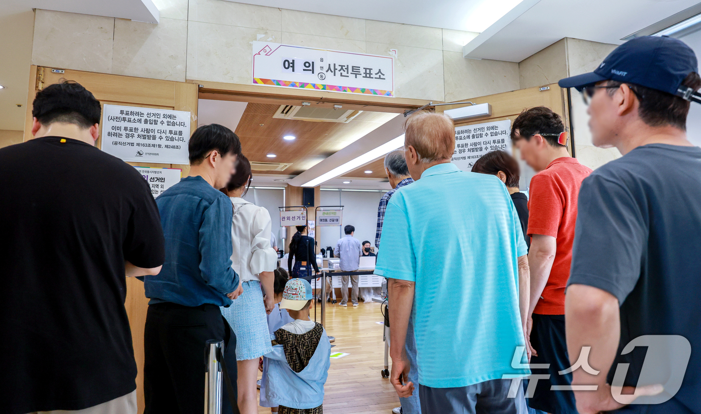 (서울=뉴스1) 이호윤 기자 = 전국동시지방선거 사전투표 첫날인 29일 서울 영등포구 사전투표소인 여의동주민센터에서 유권자들이 사전투표를 하기 위해 줄을 서고 있다. 2026.5. …