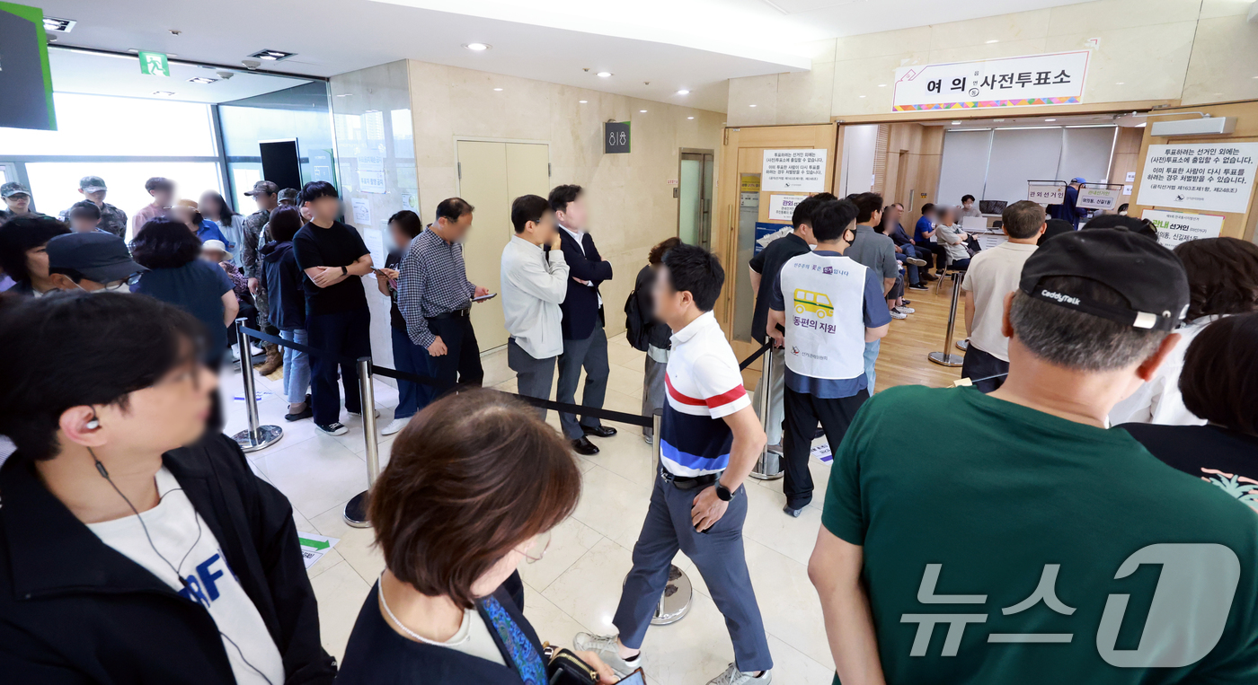 (서울=뉴스1) 이호윤 기자 = 전국동시지방선거 사전투표 첫날인 29일 서울 영등포구 사전투표소인 여의동주민센터에서 유권자들이 사전투표를 하기 위해 줄을 서고 있다. 2026.5. …