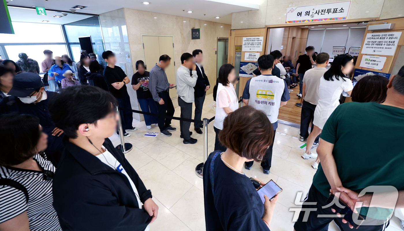 (서울=뉴스1) 이호윤 기자 = 전국동시지방선거 사전투표 첫날인 29일 서울 영등포구 사전투표소인 여의동주민센터에서 유권자들이 사전투표를 하기 위해 줄을 서고 있다. 2026.5. …