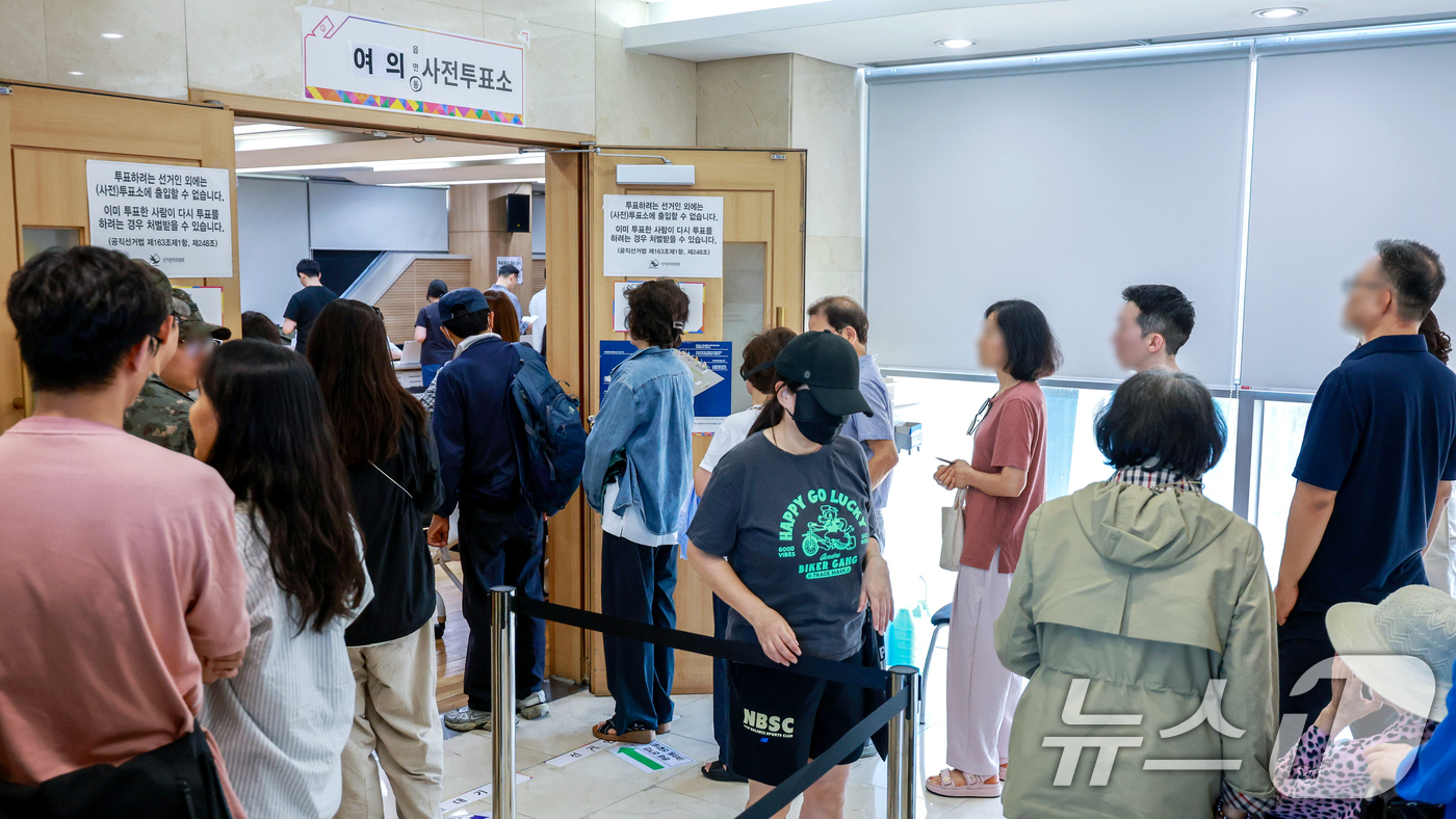 (서울=뉴스1) 이호윤 기자 = 전국동시지방선거 사전투표 첫날인 29일 서울 영등포구 사전투표소인 여의동주민센터에서 유권자들이 사전투표를 하기 위해 줄을 서고 있다. 2026.5. …
