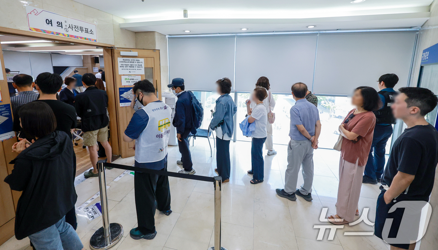 (서울=뉴스1) 이호윤 기자 = 전국동시지방선거 사전투표 첫날인 29일 서울 영등포구 사전투표소인 여의동주민센터에서 유권자들이 사전투표를 하기 위해 줄을 서고 있다. 2026.5. …