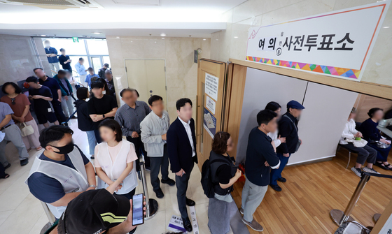 점심시간 활용해서 사전투표하는 직장인들