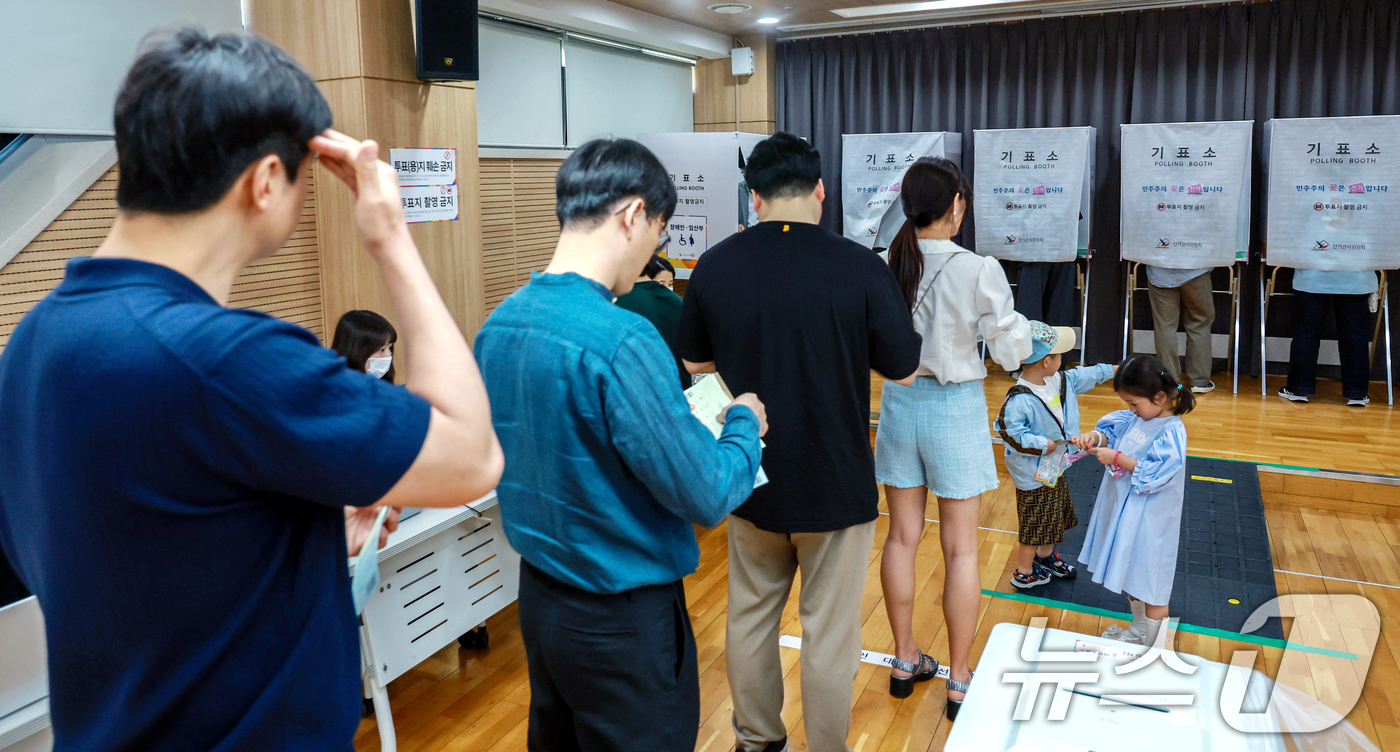 (서울=뉴스1) 이호윤 기자 = 전국동시지방선거 사전투표 첫날인 29일 서울 영등포구 사전투표소인 여의동주민센터에서 유권자들이 사전투표를 하기 위해 줄을 서고 있다. 2026.5. …