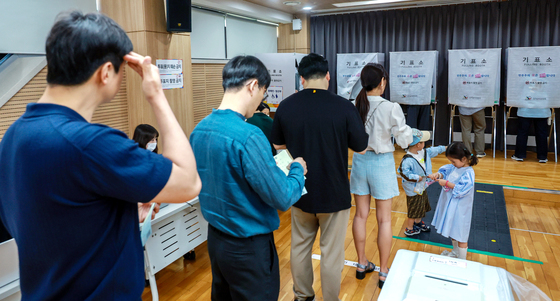 '사전투표 줄 서는중'